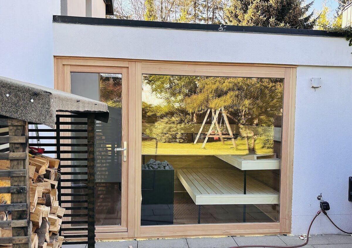 Sauna mit großer Glasfront zum Garten
