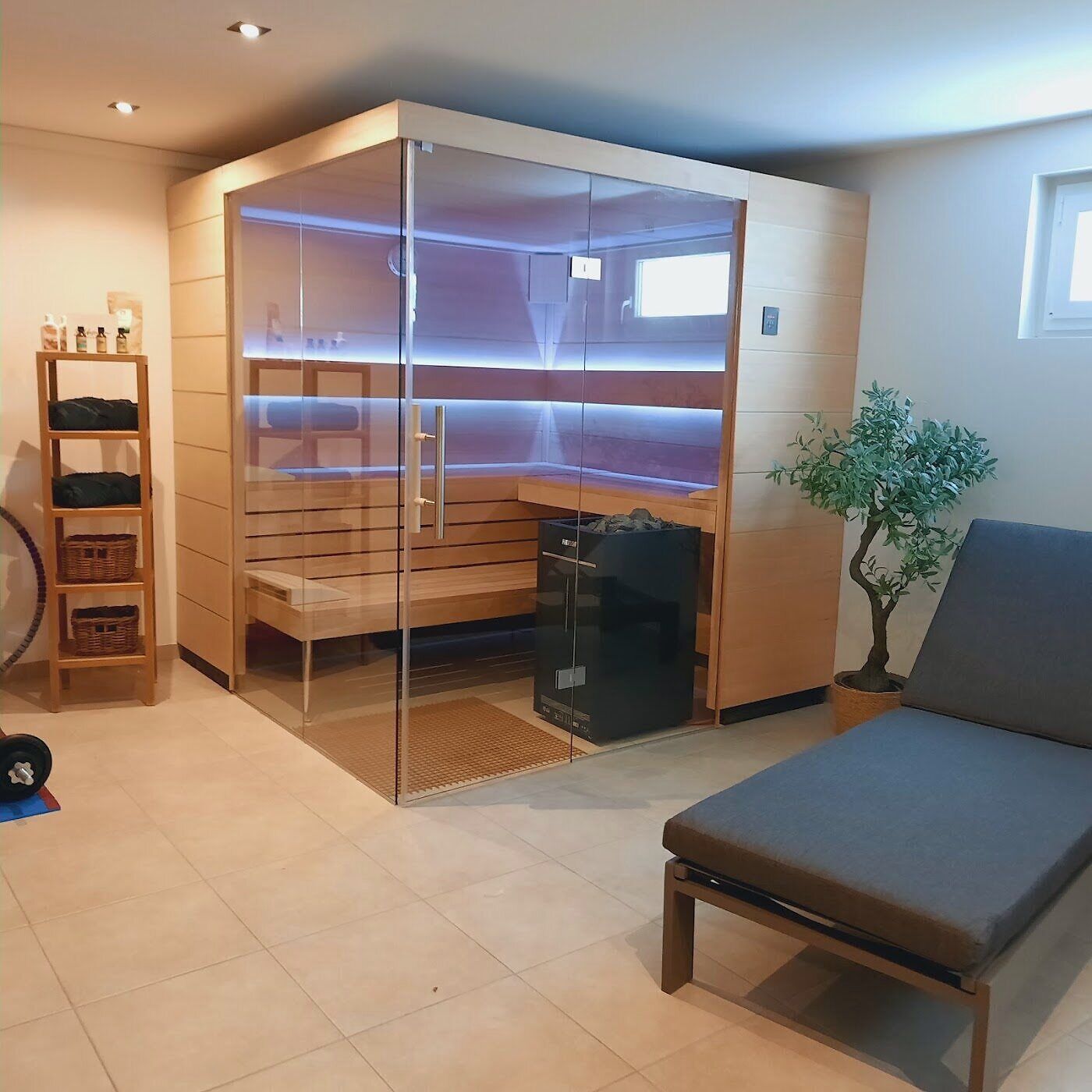 Heimsauna mit Glasfront und Ruheliege
