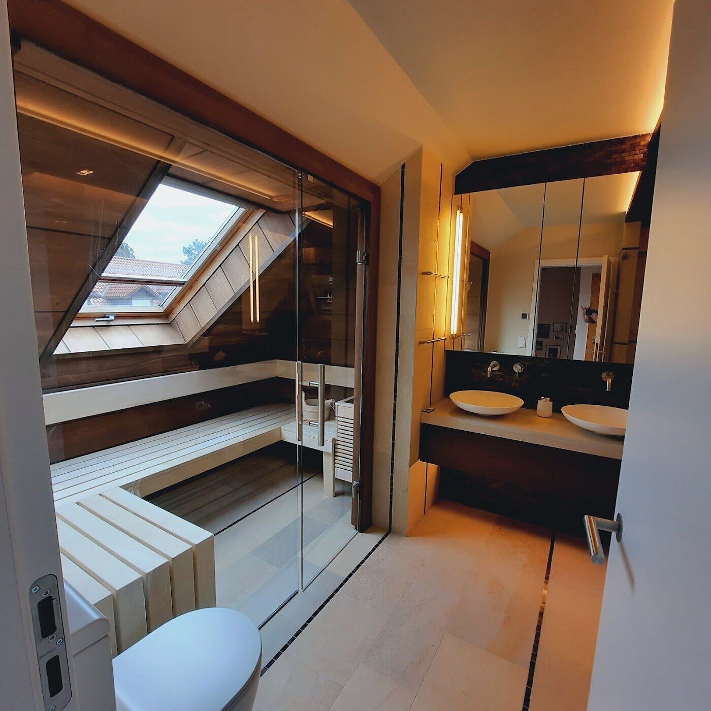 Sauna unter der Dachschräge im Badezimmer