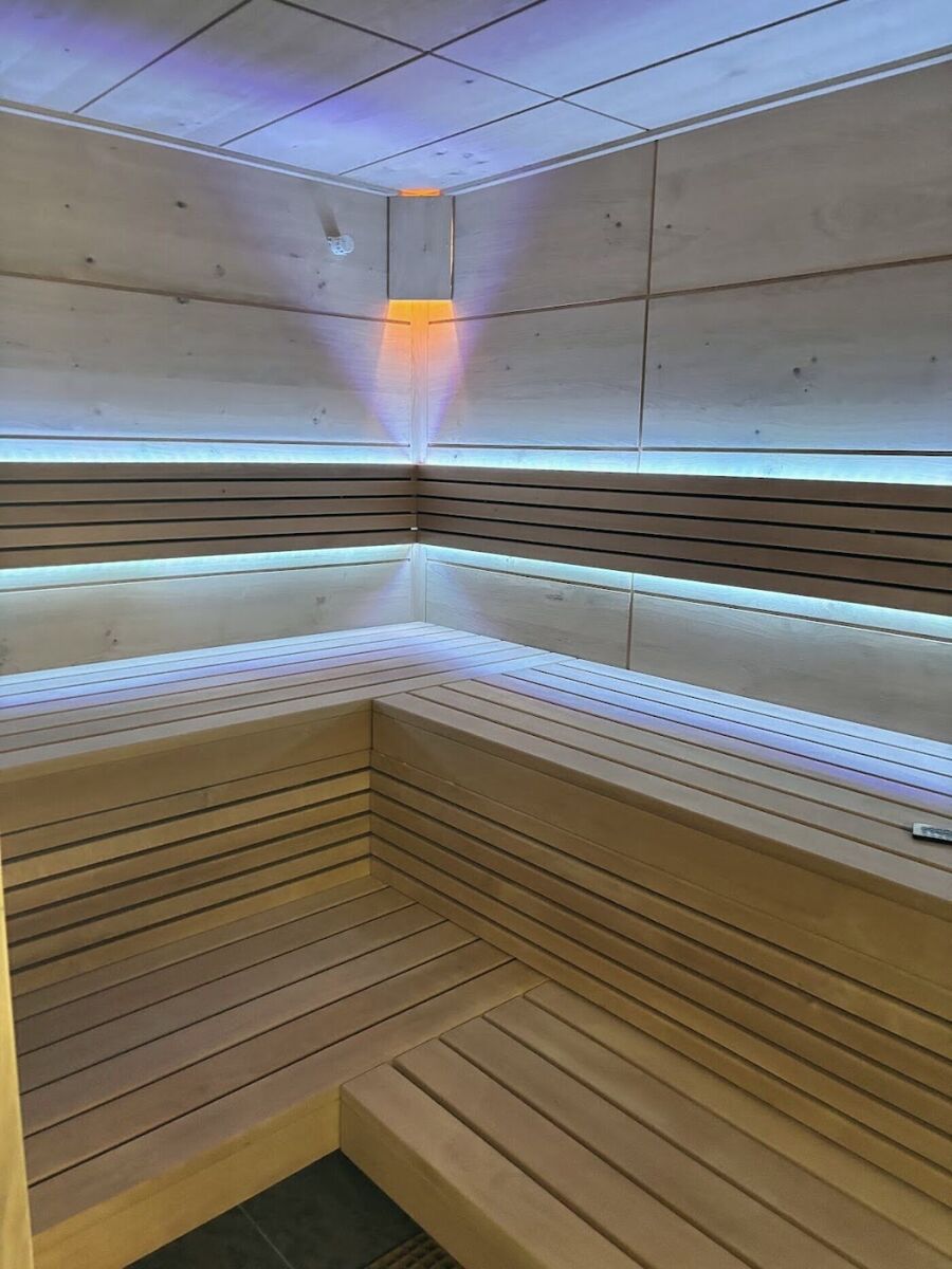 Moderne Sauna mit LED-Lichtband